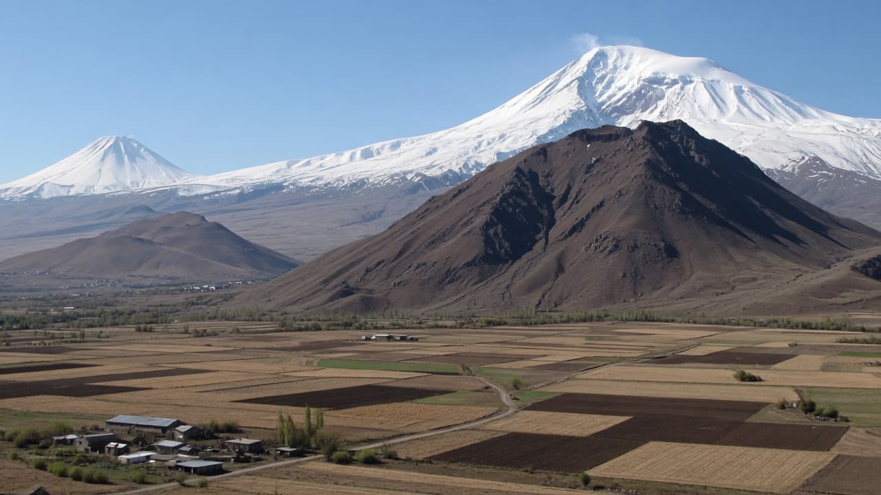 Ağrı Dağı karlı zirve ve ön planda plato